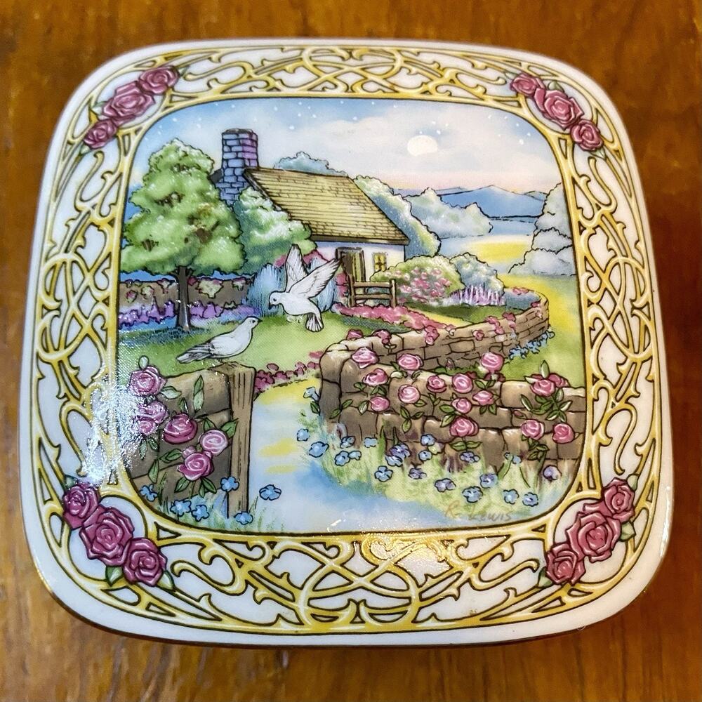 Heritage House 1993 Porcelain Music Box Valentine Serenades Plays Star Dust Lid